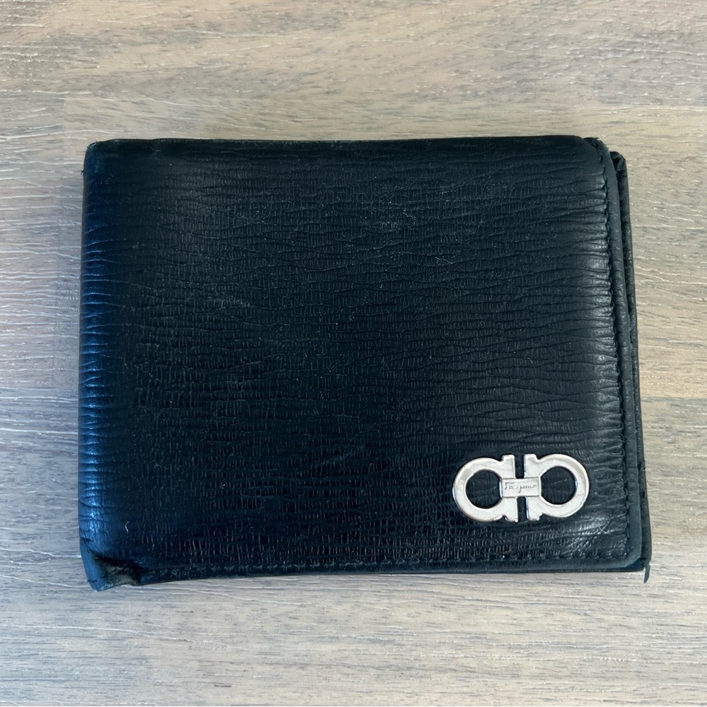 Salvatore Ferragamo Men’s Gancini Wallet black with blue interior